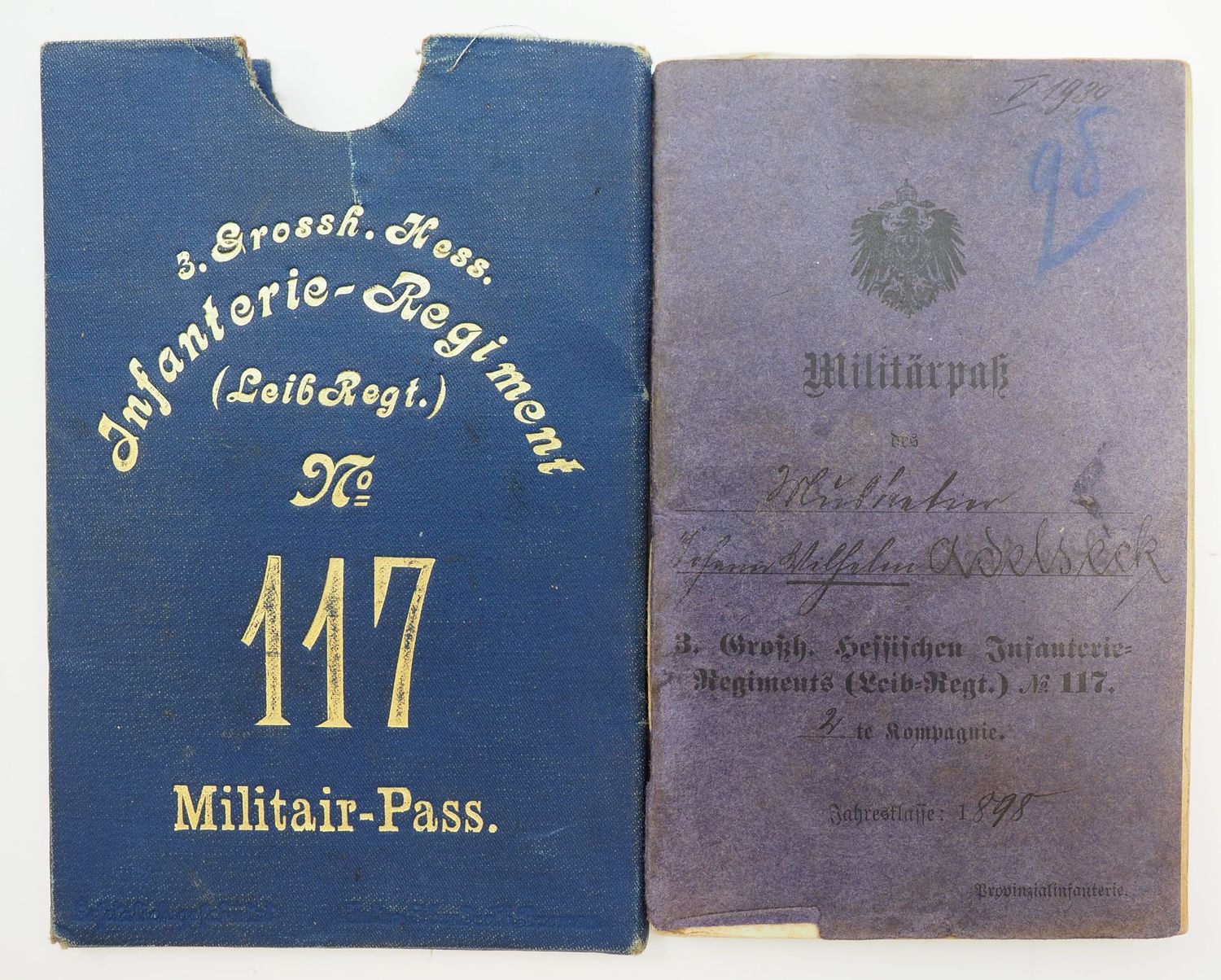 Hessen: Militärpaß Infanterie-Leib-Regiment „Großherzogin“ (3. Großherzoglich Hessisches) Nr. 117, Mainz, mit Hülle, zahlreiche Eintragungen.