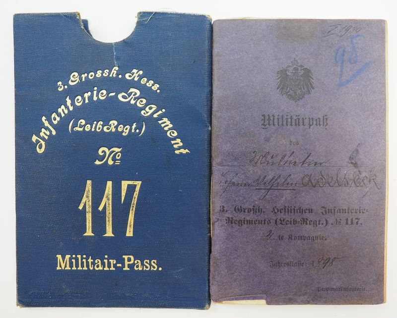 Hessen: Militärpaß Infanterie-Leib-Regiment „Großherzogin“ (3. Großherzoglich Hessisches) Nr. 117, Mainz, mit Hülle, zahlreiche Eintragungen. Hessen: Militärpaß Infanterie-Leib-Regiment „Großherzogin“ (3. Großherzoglich Hessisches) Nr. 117, Mainz, mit Hülle, zahlreiche Eintragungen.