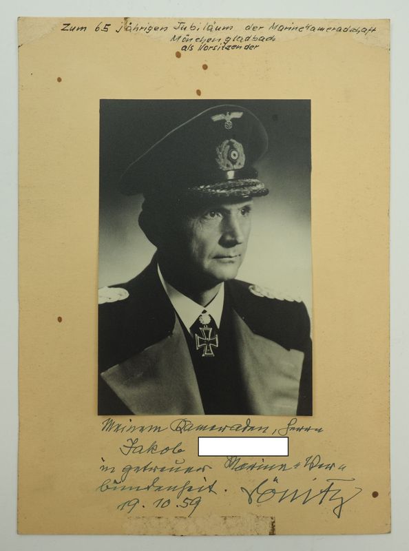 Kriegsmarine: Autograph Portraitfoto Großadmiral Karl Dönitz, Portraitfoto auf Passepartout, eigenhändige Widmung und Signatur von 1959, Größe gesamt ca. 27,5 x 20 cm. Kriegsmarine: Autograph Portraitfoto Großadmiral Karl Dönitz, Portraitfoto auf Passepartout, eigenhändige Widmung und Signatur von 1959, Größe gesamt ca. 27,5 x 20 cm.