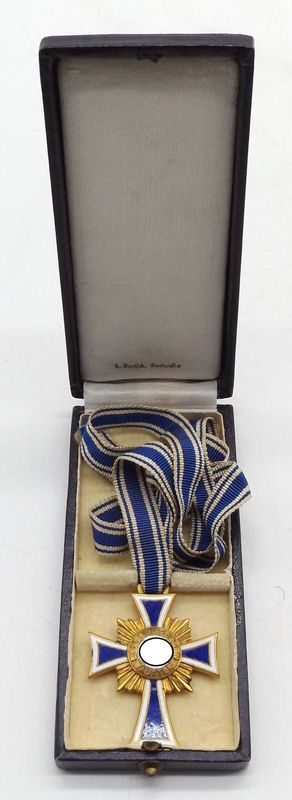 Mutterkreuz in Gold, 1. Stufe, am langen Band,  im Etui mit Hersteller L. Bertsch, Karlsruhe, seltener Hersteller!