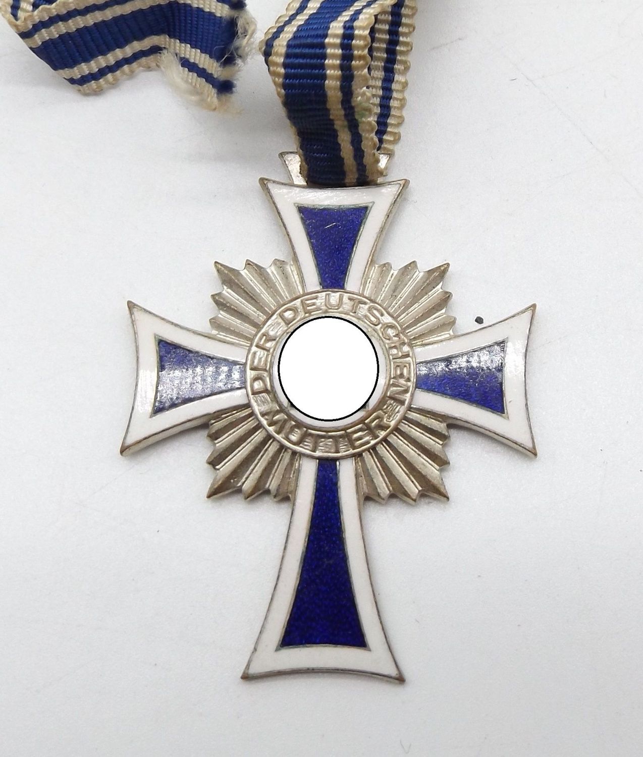 Mutterkreuz in Silber, 2. Stufe, am langen Band, Emaille vollständig erhalten.