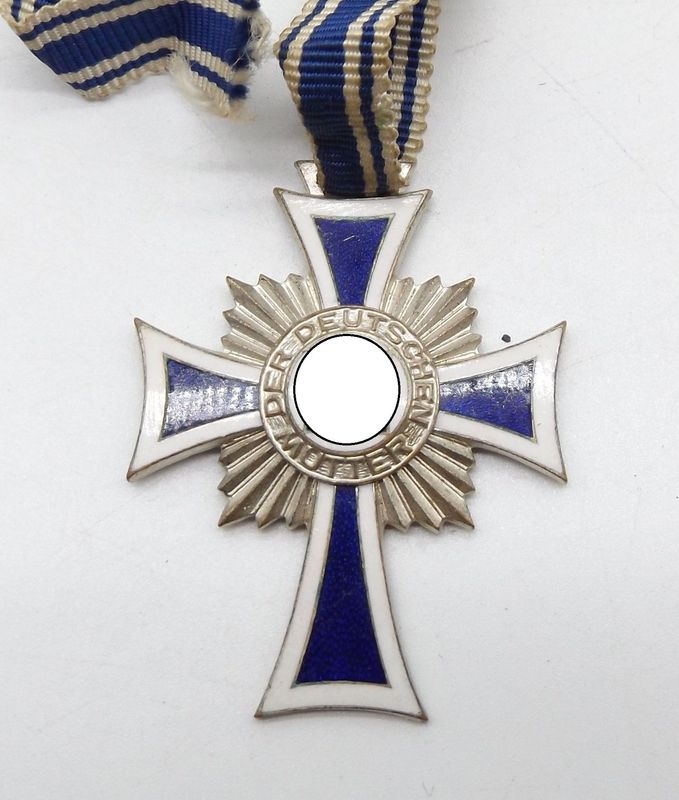 Mutterkreuz in Silber, 2. Stufe, am langen Band, Emaille vollständig erhalten.