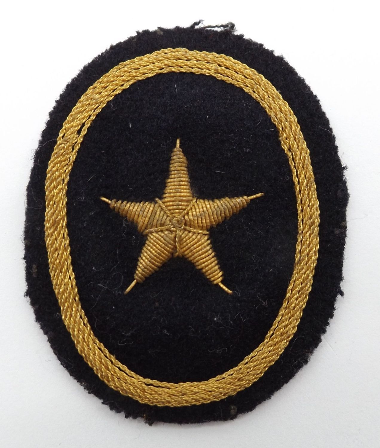 Kriegsmarine: Ärmelabzeichen für Kadetten der seemännischen Laufbahn, rückseitig mit Herstellerstempel.