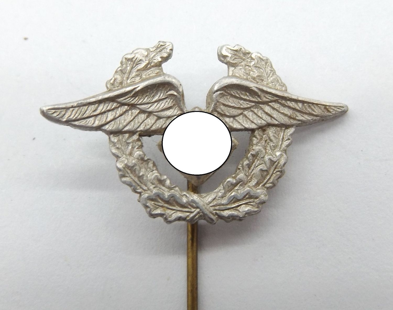 Luftwaffe:, Abzeichen für Angestellte und Arbeiter, 2. Form an Nadel, Maße ca. 28 x 16 mm.