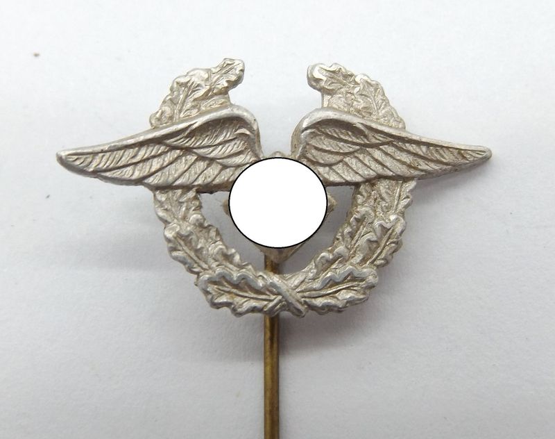 Luftwaffe:, Abzeichen für Angestellte und Arbeiter, 2. Form an Nadel, Maße ca. 28 x 16 mm.
