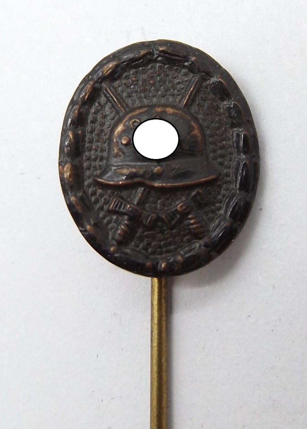 Verwundetenabzeichen in Schwarz 1939, Miniatur, an Nadel, Maße ca. 15 x 13 mm.