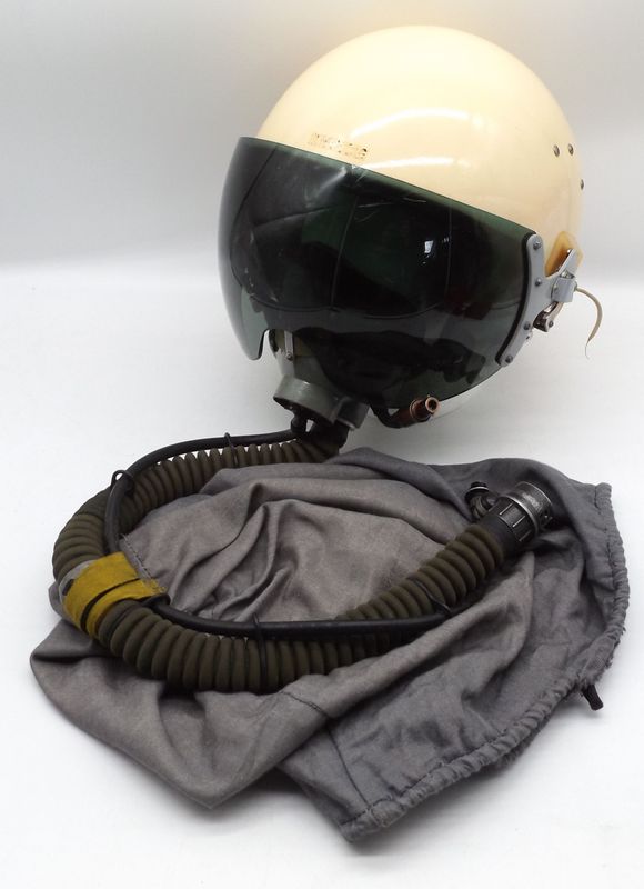 DDR / NVA: Pilotenhelm ZScha-5 (ЗШ-5) für Kampfjet MIG 21, komplett mit Sauerstoffmaske KM-34 aus sowjetischer Produktion, mit eingebautem Maskenmikrofon, mit Aufbewahrungstasche. DDR / NVA: Pilotenhelm ZScha-5 (ЗШ-5) für Kampfjet MIG 21, komplett mit Sauerstoffmaske KM-34 aus sowjetischer Produktion, mit eingebautem Maskenmikrofon, mit Aufbewahrungstasche.