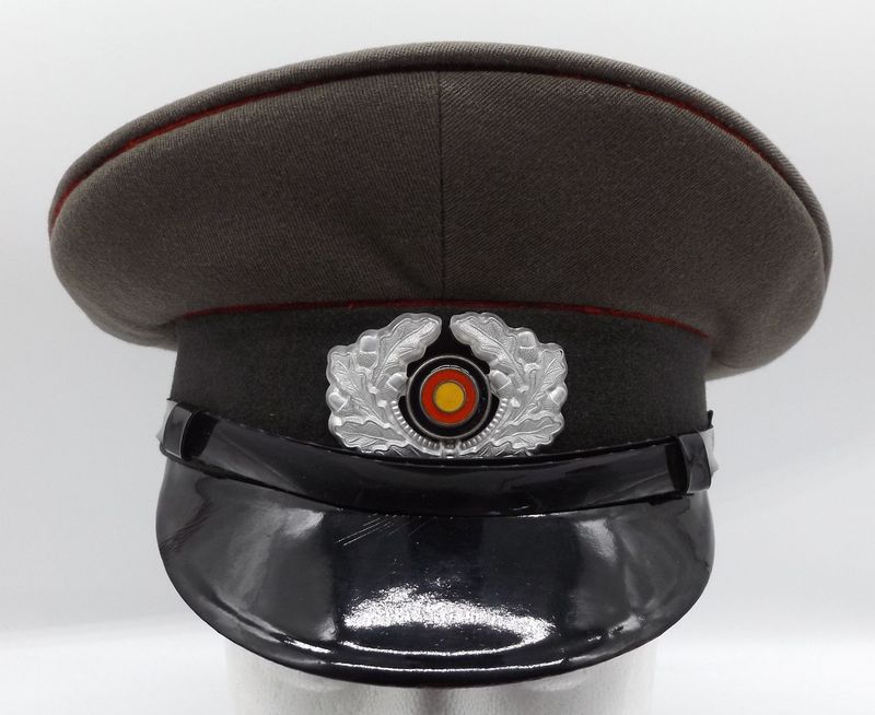 DDR: Schirmmütze für Mannschaften und Unteroffiziere im Bereich MfS, Ministerium für Staatssicherheit, Trageweise 1958 - 61, Hersteller von 1959, Größe 57. DDR: Schirmmütze für Mannschaften und Unteroffiziere im Bereich MfS, Ministerium für Staatssicherheit, Trageweise 1958 - 61, Hersteller von 1959, Größe 57.