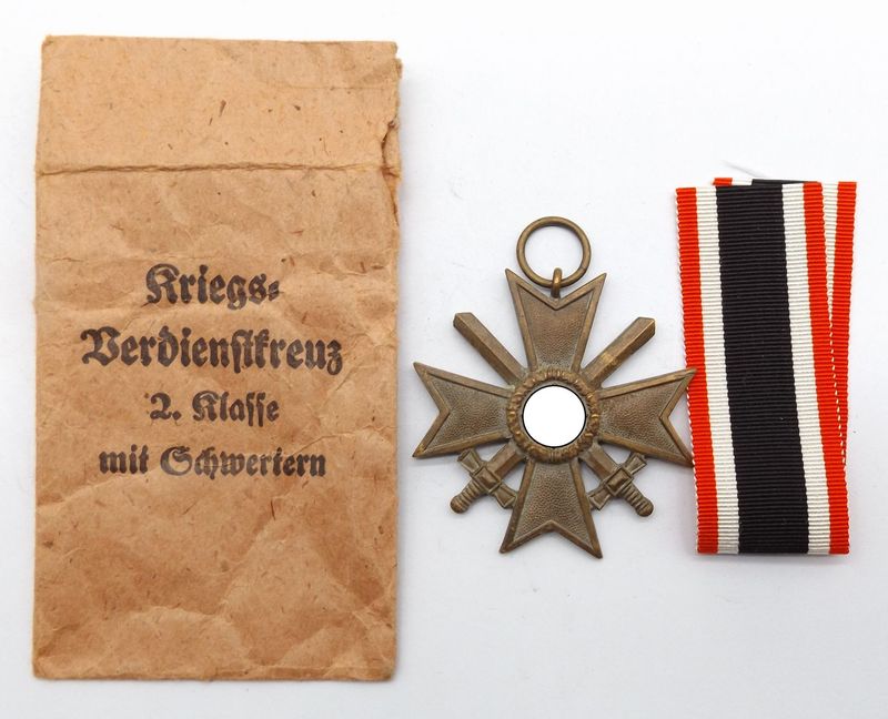 Kriegsverdienstkreuz KVK 2. Klasse mit Schwertern, ohne Hersteller, aber eine bekannte Variante der Firma Franz Jungwirth, Wien, mit Band und Verleihungstüte, diese mit entsprechendem Hersteller. Kriegsverdienstkreuz KVK 2. Klasse mit Schwertern, ohne Hersteller, aber eine bekannte Variante der Firma Franz Jungwirth, Wien, mit Band und Verleihungstüte, diese mit entsprechendem Hersteller.