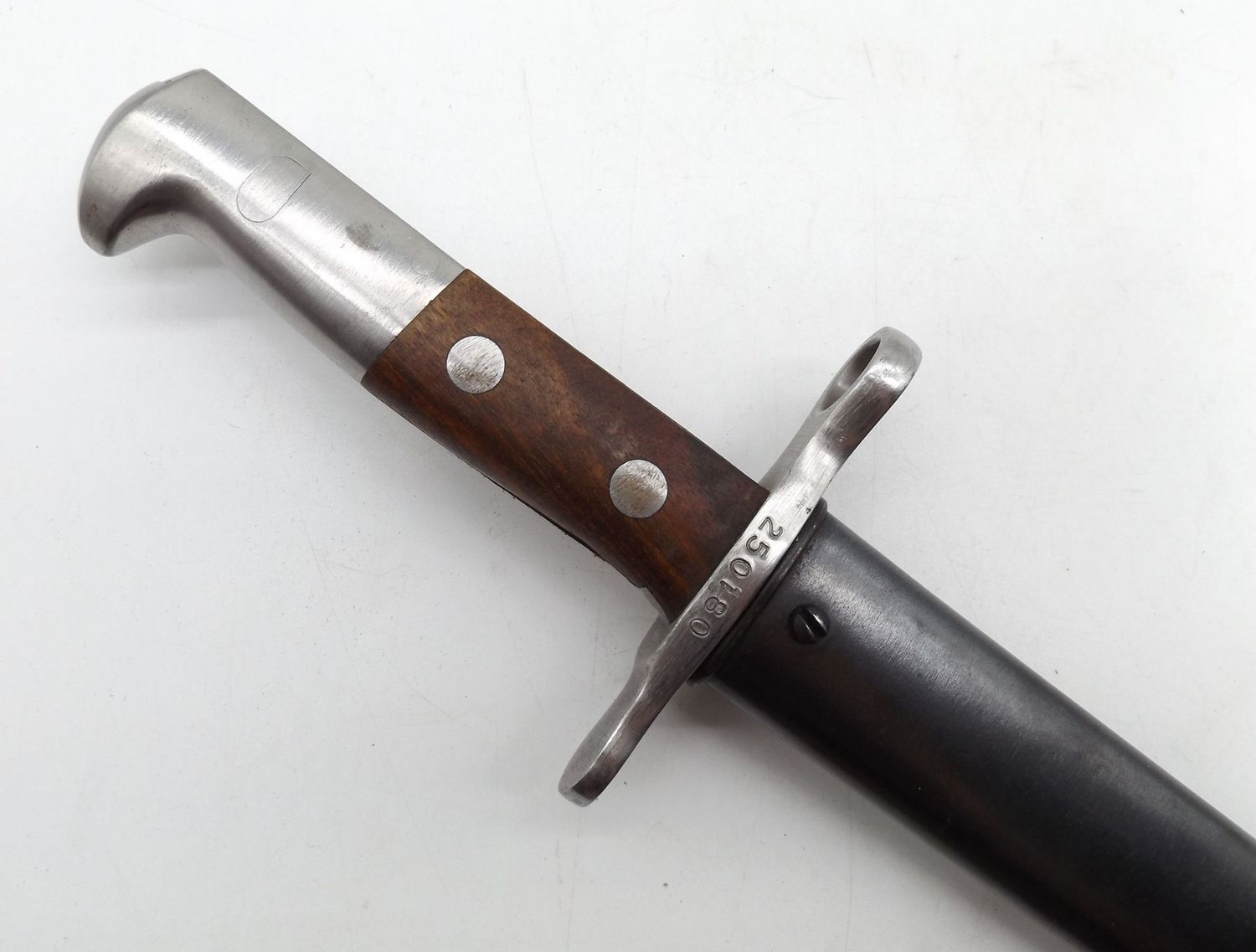 Schweiz: Bajonett Modell 1918 – Hersteller Elsener Schwyz, in Scheide.