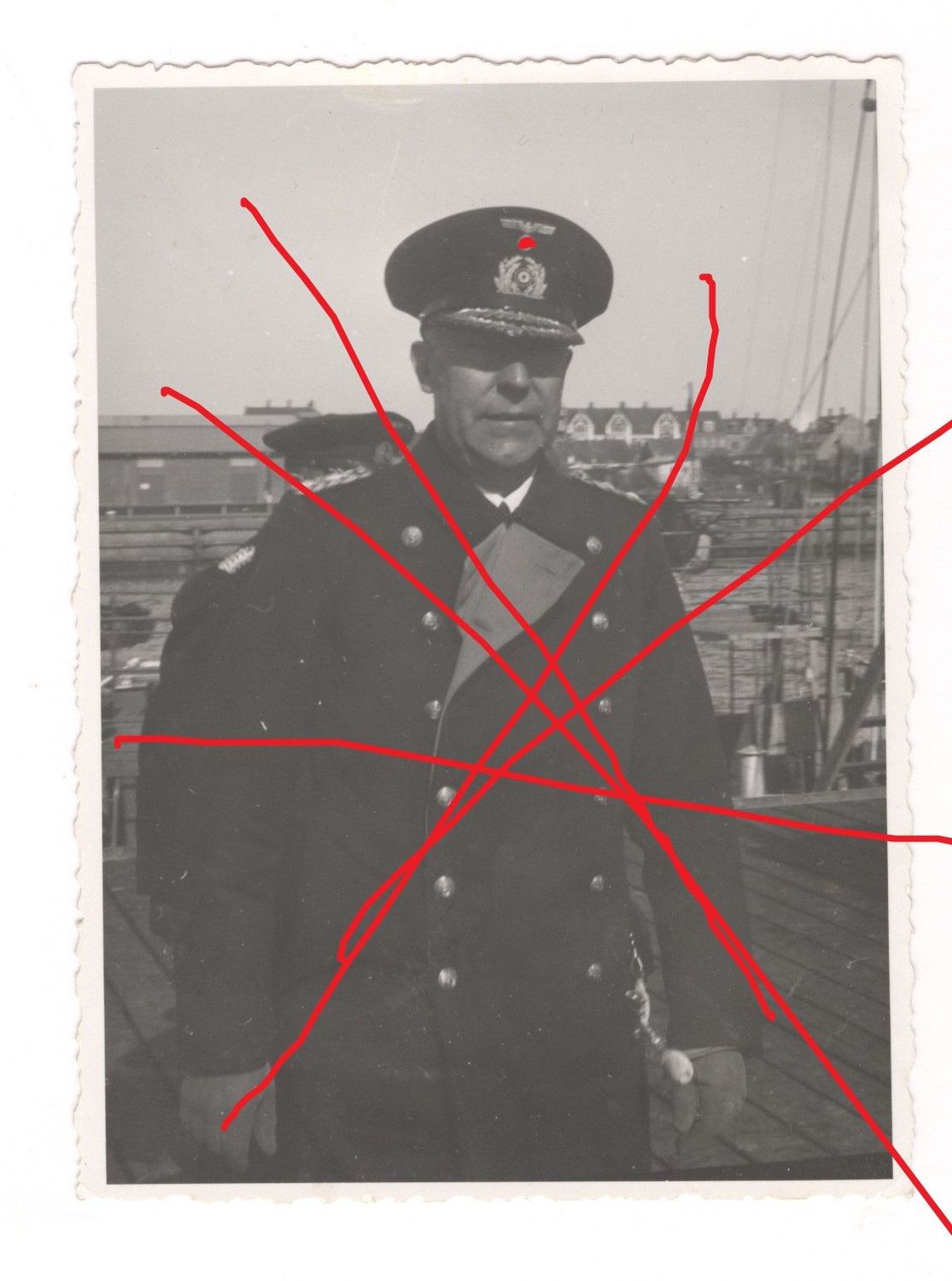 Kriegsmarine: Portraitfoto Admiral Raul Mewis, mit Ritterkreuz, Größe ca. 11,5 x 8,5 cm, C71.