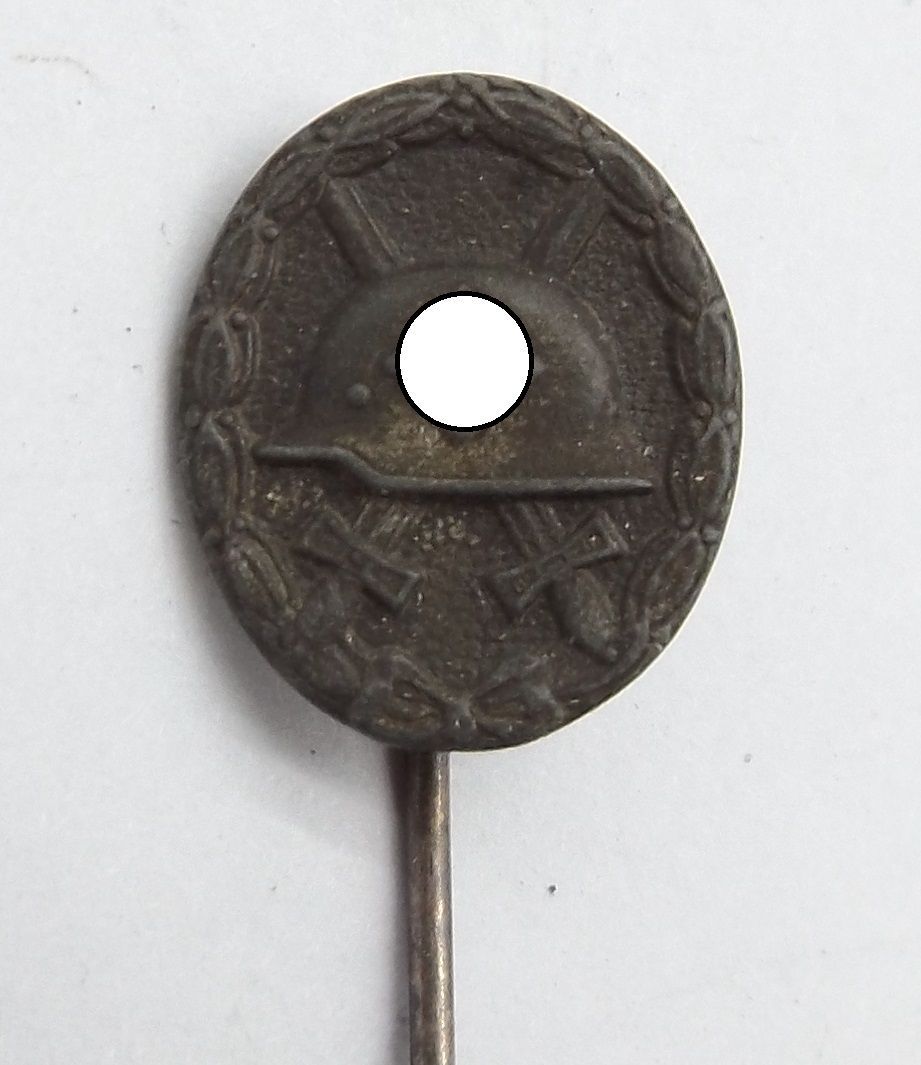 Verwundetenabzeichen in Silber 1939, Miniatur, an Nadel, Herstellerpunze L/11 für die Firma Wilhelm Deumer, Lüdenscheid, Maße ca. 16 x 13 mm.