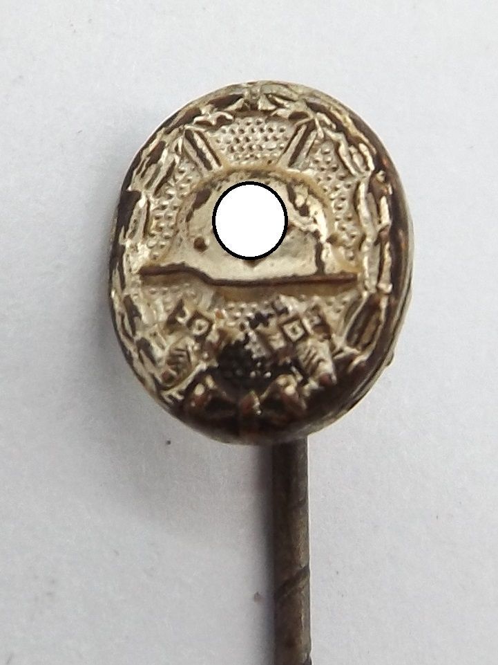 Verwundetenabzeichen in Silber 1939, Miniatur, an Nadel, Herstellerpunze L/57 für die Firma Boerger & Co., Berlin, Maße ca. 10 x 8 mm.