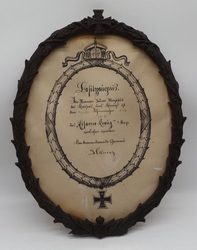 Baden: Besitzzeugnis zum Eisernen Kreuz 2. Klasse für einen Reservisten im 1. Badisches Leib-Grenadier-Regiment Nr. 109, OU Kommandierender General Karl Heinrich von Hänisch, im Schmuckrahmen.