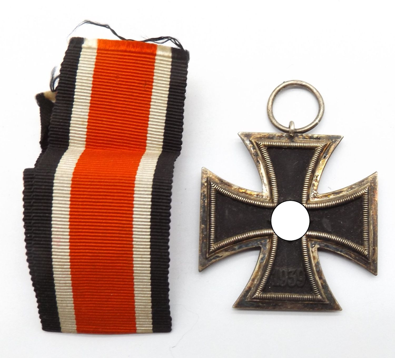 Eisernes Kreuz, EK 2. Klasse 1939, im Bandring Herstellerpunze 25 für die Firma Arbeitsgemeinschaft der Graveur-, Gold- und Schmiedeinnungen, Hanau, mit Band.
