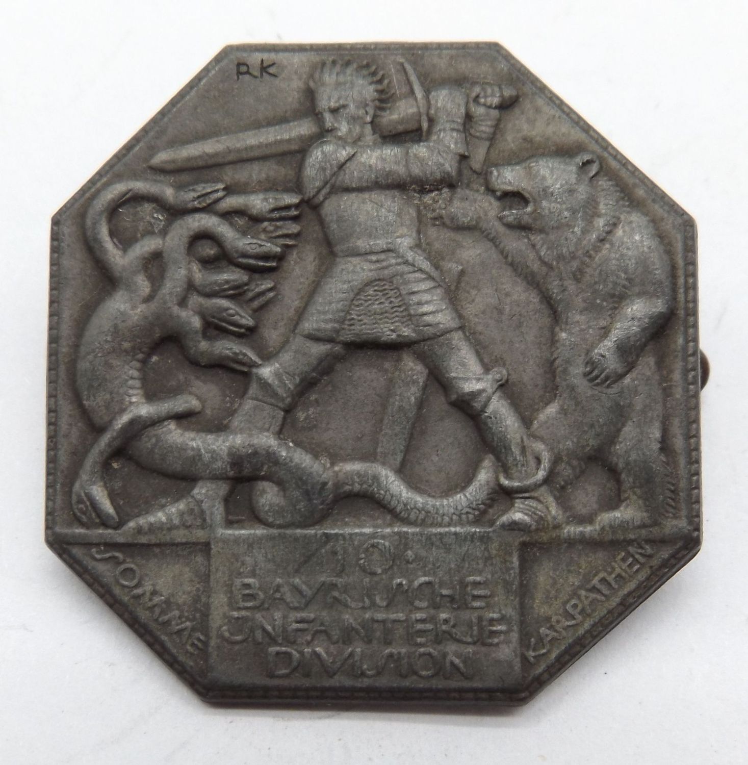 Bayern: Kappenabzeichen 10. Bayrische Infanterie Division - Somme, Karpathen, rückseitig Hersteller Deschler u. Sohn München 9. Sehr seltenes Abzeichen!