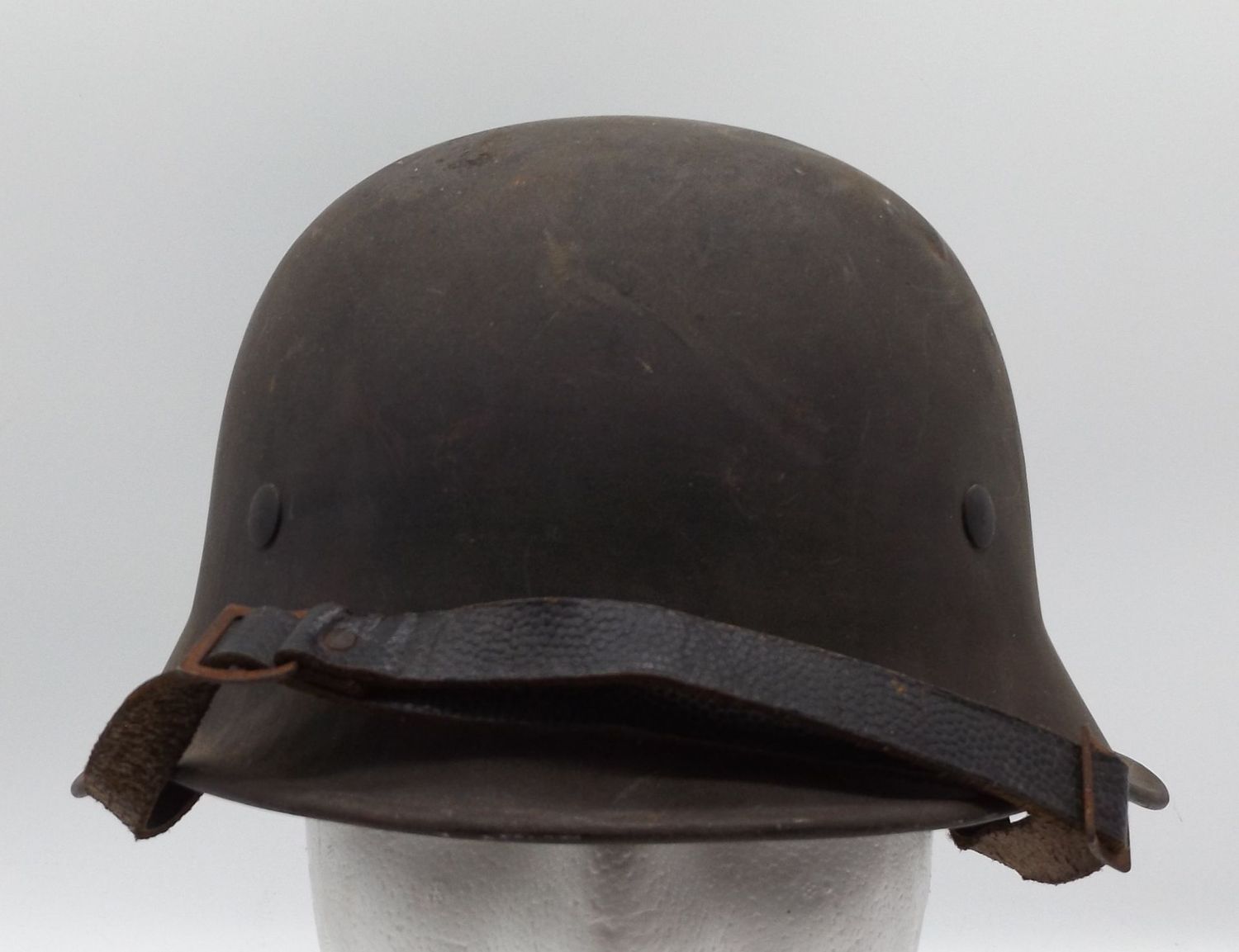 3. Reich: Helm der Feuerlöschpolizei, beide Embleme zu ca. 95% erhalten, mit Innenfutter und Kinnriemen, Größe 58, unberührter Dachbodenfund.
