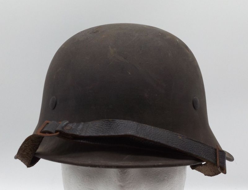 3. Reich: Helm der Feuerlöschpolizei, beide Embleme zu ca. 95% erhalten, mit Innenfutter und Kinnriemen, Größe 58, unberührter Dachbodenfund.