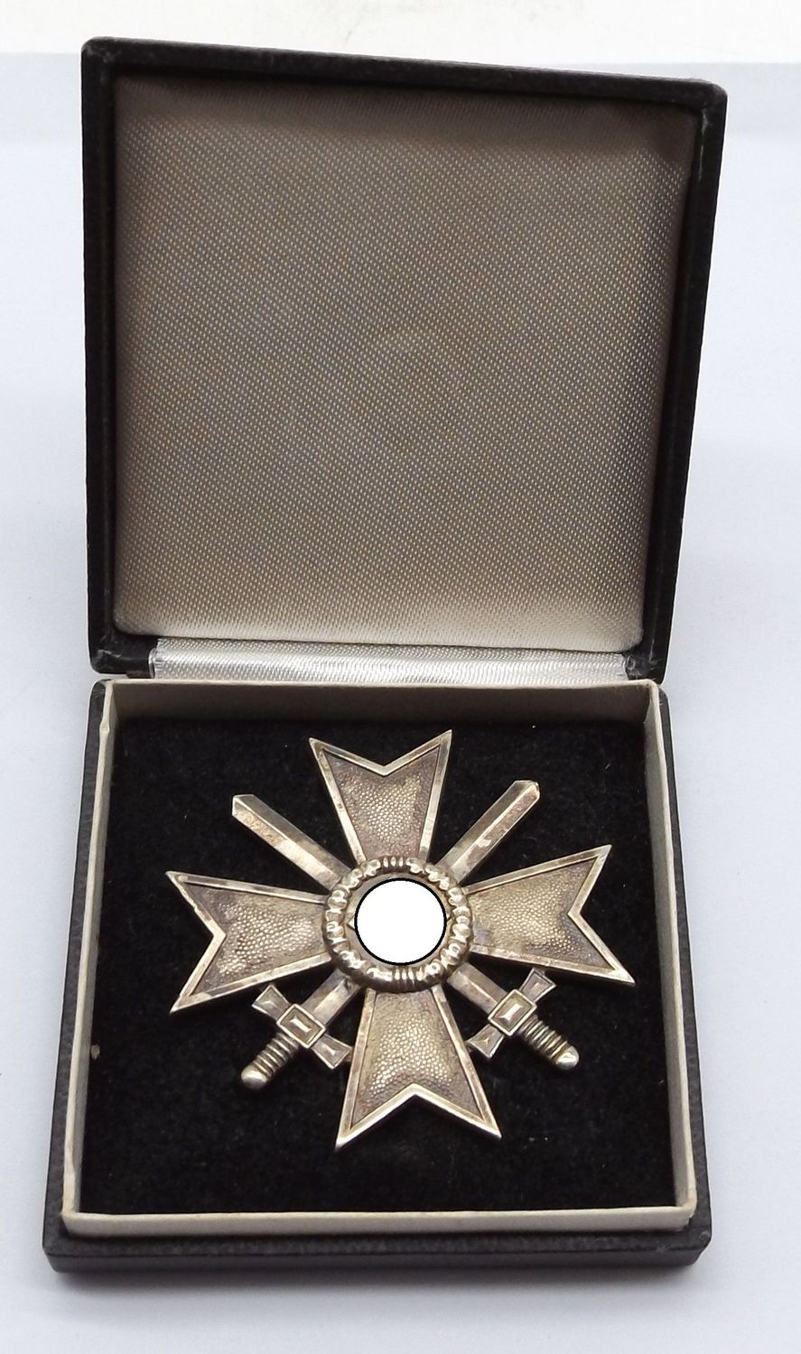 Kriegsverdienstkreuz KVK 1. Klasse mit Schwertern, Buntmetall, mit Hersteller 84 für die Firma Carl Poellath, Schrobenhausen, im Verleihungsetui.