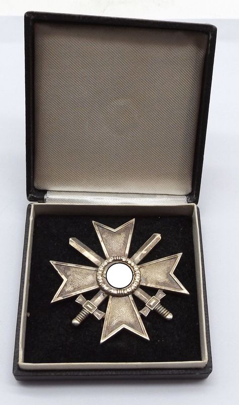 Kriegsverdienstkreuz KVK 1. Klasse mit Schwertern, Buntmetall, mit Hersteller 84 für die Firma Carl Poellath, Schrobenhausen, im Verleihungsetui.