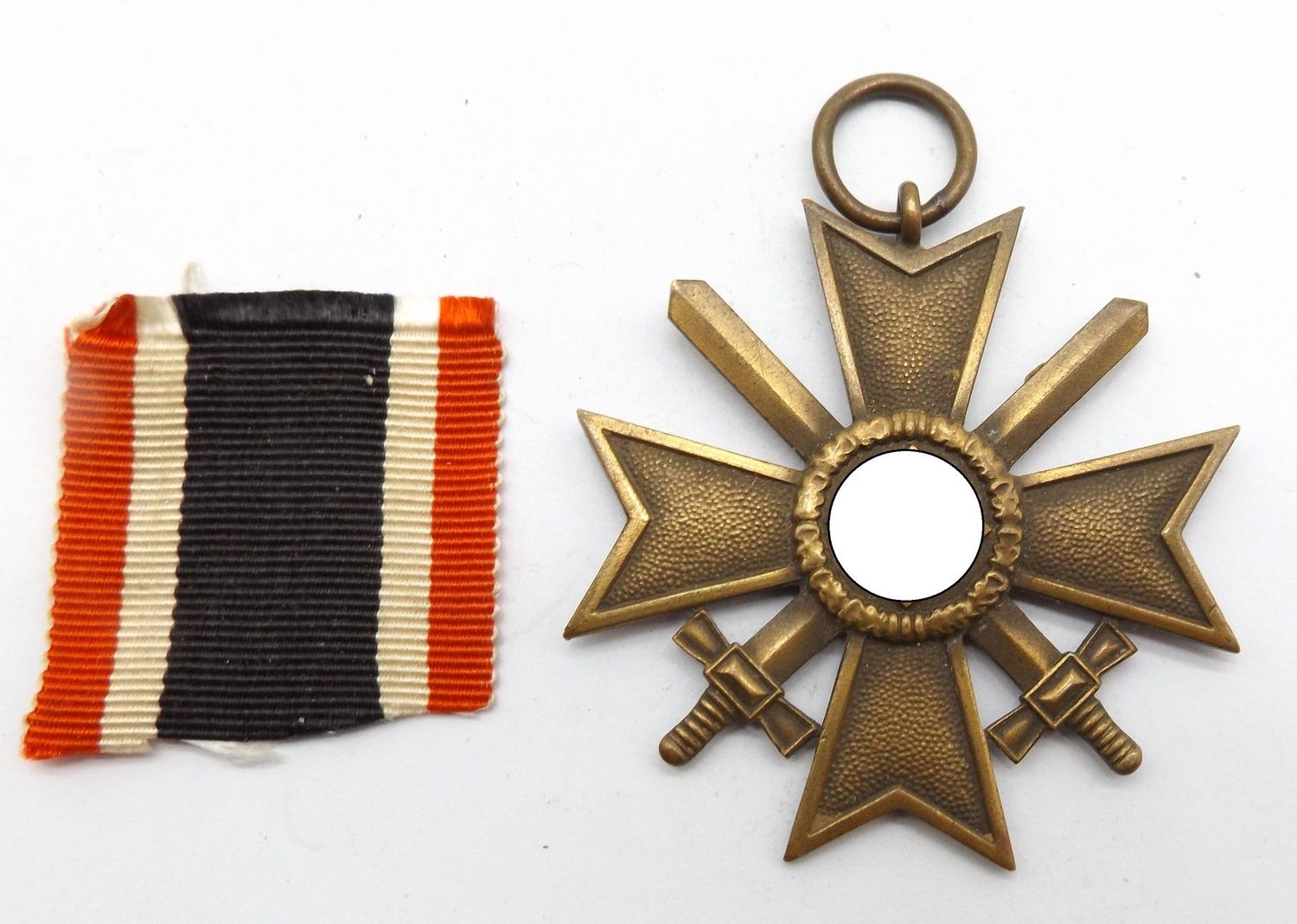 Kriegsverdienstkreuz KVK 2. Klasse mit Schwertern, Hersteller 65 für die Firma Klein & Quenzer, Idar Oberstein, mit Bandabschnitt.