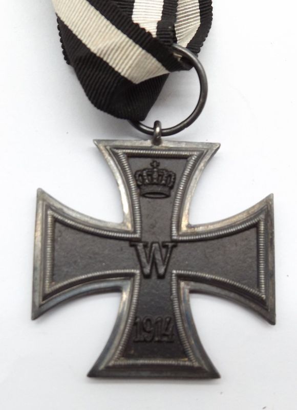 Eisernes Kreuz 2. Klasse EK2 1914 Hersteller We für die Firma J.H. Werner, Berlin, am langen Band. Eisernes Kreuz 2. Klasse EK2 1914 Hersteller We für die Firma J.H. Werner, Berlin, am langen Band.