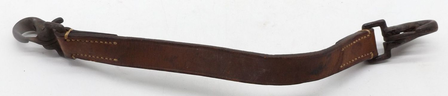 Wehrmacht: Schwerlasttragegurt / Verbindungsriemen mit schweren Karabinerhaken für Kavallerie oder bespannte Artillerie, Herstellerstempel von 1939, WaA-Abnahme, Gesamtlänge ca. 41 cm.