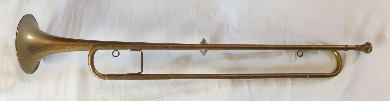HJ: Fanfare, mit Fanfarentuchhalter, ungemarkt, mit Mundstück, Länge ges. ca. 79 cm.