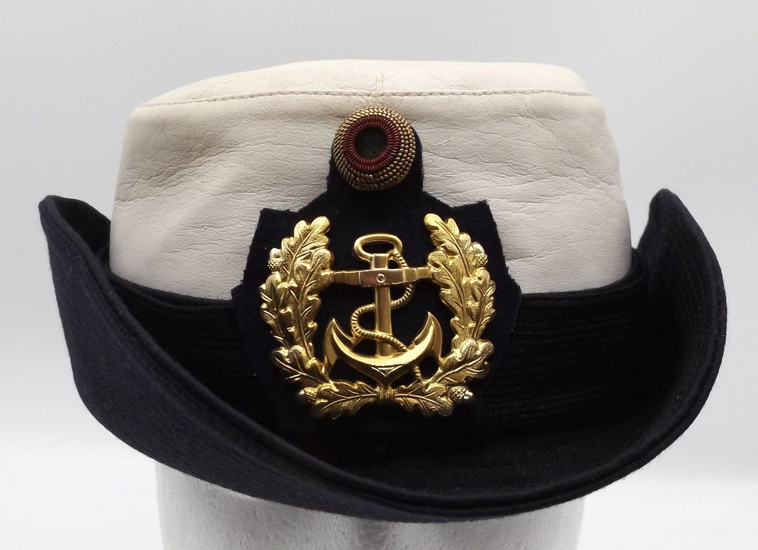 Bundeswehr: Mütze für weibliches Personal der Bundesmarine im Offiziersrang, Größe 56.