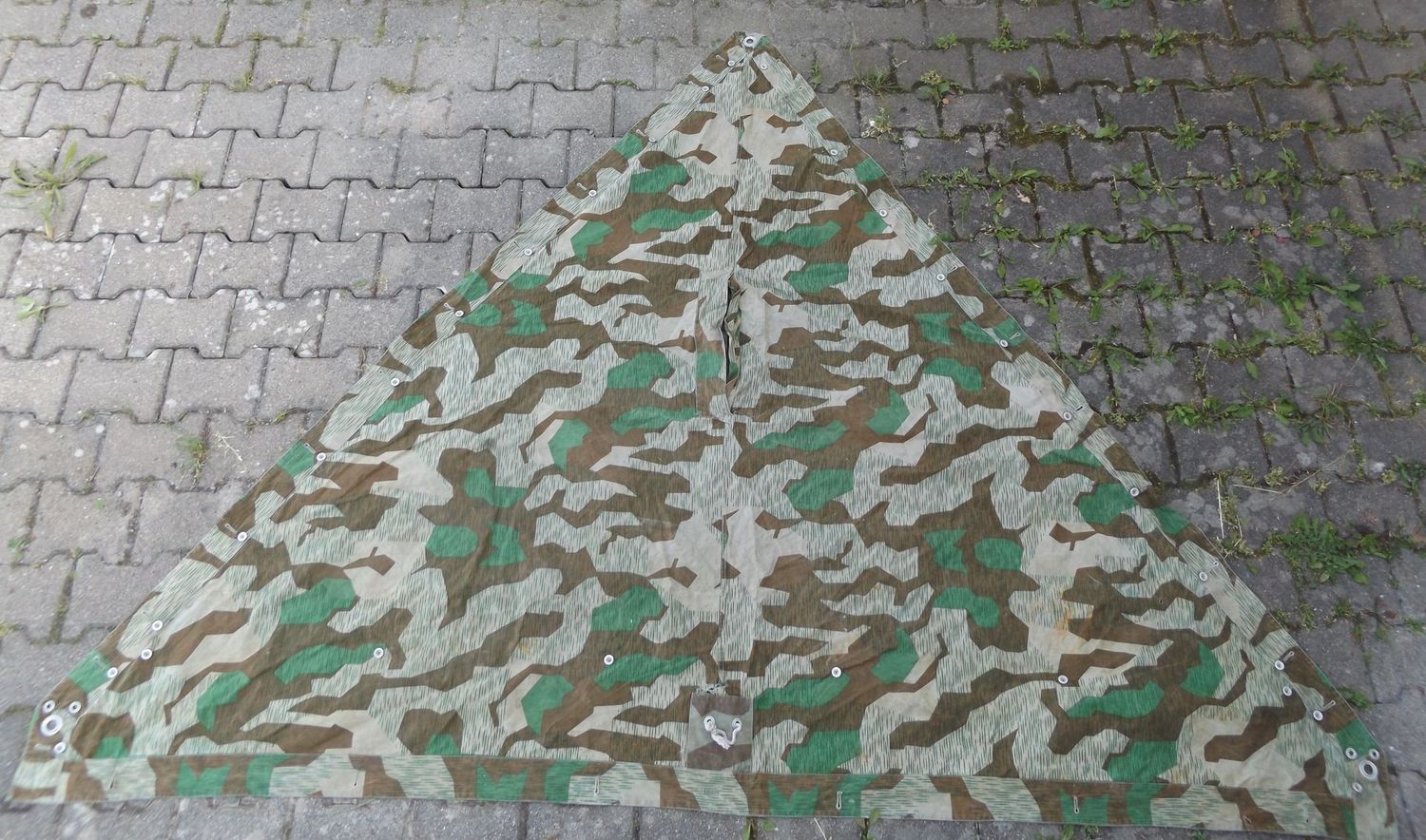 Luftwaffe: Zeltbahn Splittertarn, gestempelt Fliegerhorstkommandantr und LBA, alle Knöpfe vorhanden.