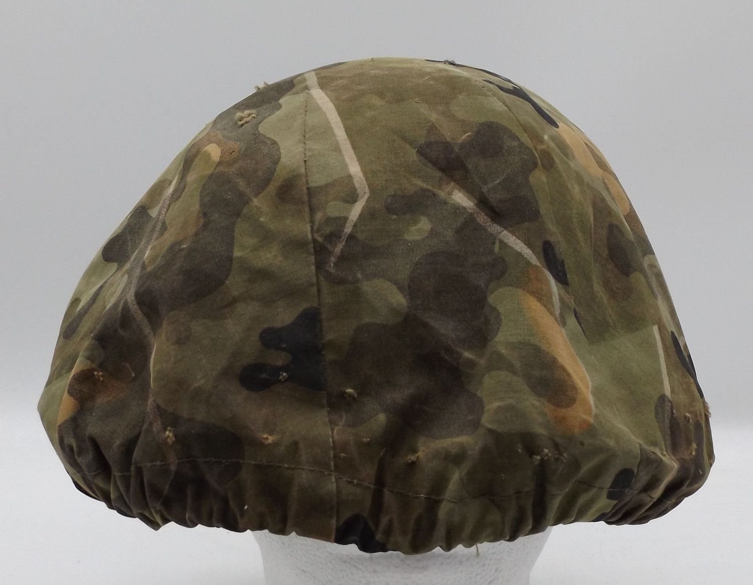 Bundeswehr: Stahlhelm Tarnüberzug Amöbentarn, getragenes Stück.