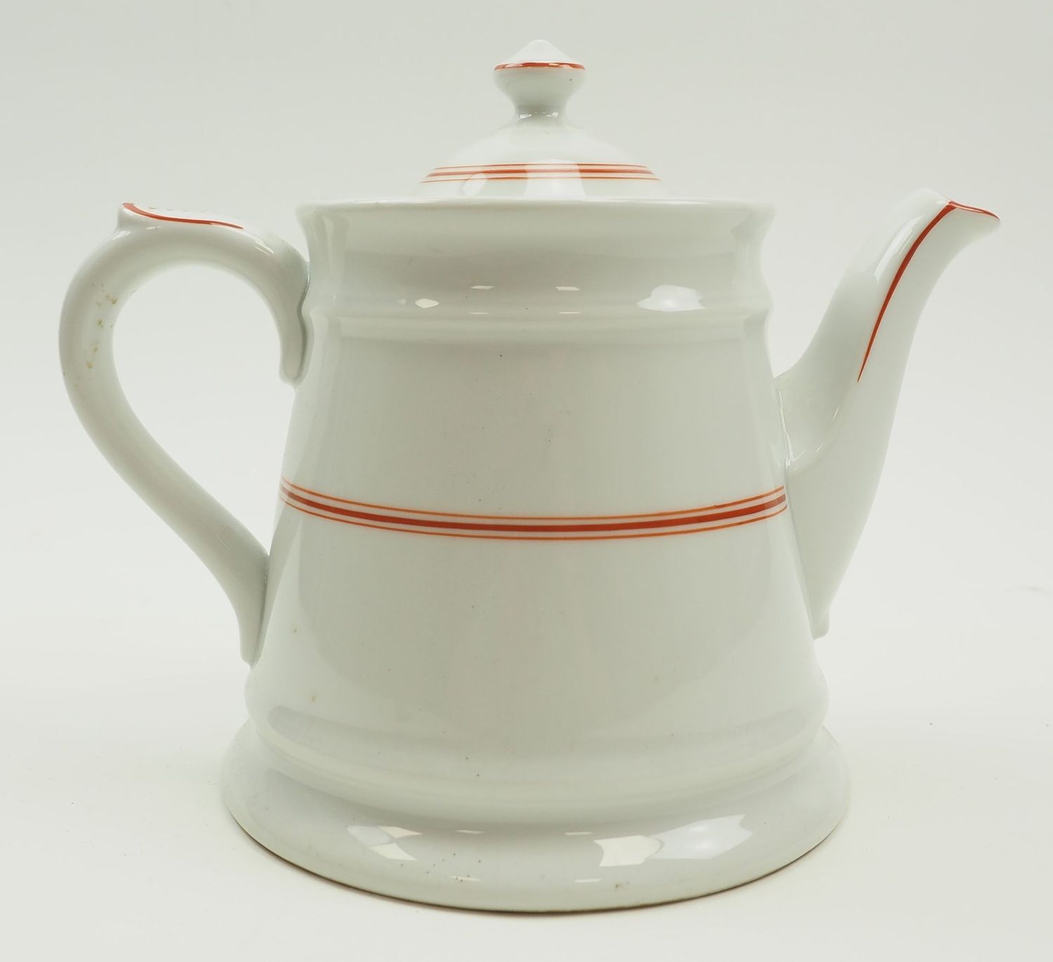 Kriegsmarine: Kaffeekanne aus Offizierskasino (rotes Liniendekor), Hersteller Koenigszelt 1941, Kriegsmarineadler, Höhe ca. 19 cm.