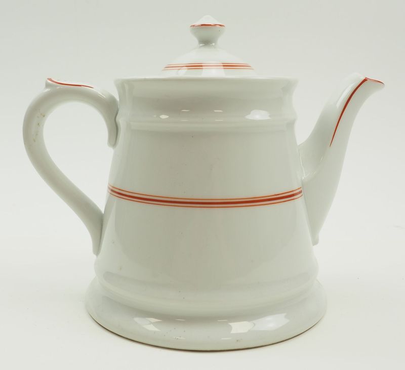 Kriegsmarine: Kaffeekanne aus Offizierskasino (rotes Liniendekor), Hersteller Koenigszelt 1941, Kriegsmarineadler, Höhe ca. 19 cm.