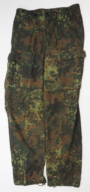 Bundeswehr: Erprobungs-Feldhose Flecktarn, Etikett mit Aufschrift Erprobung 1988, Größe 13.