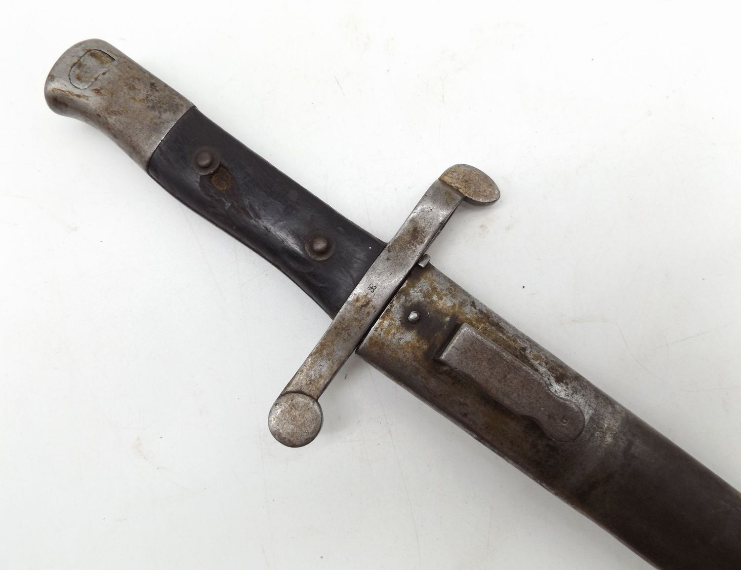 Österreich: Bajonett für Steyr Kropachek 1886  – Herstellermarkierung kaum noch lesebar, Herstellungsjahr 1886, in Scheide.