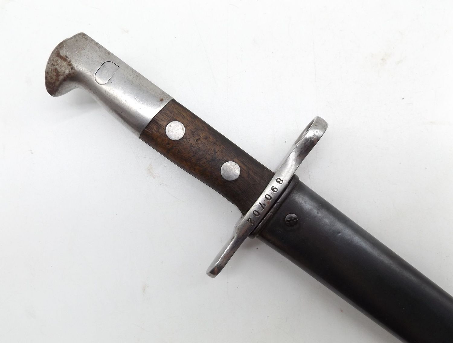 Schweiz: Bajonett Modell 1918 – Hersteller Elsener Schwyz, in Scheide.
