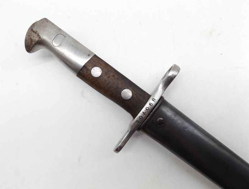 Schweiz: Bajonett Modell 1918 – Hersteller Elsener Schwyz, in Scheide.