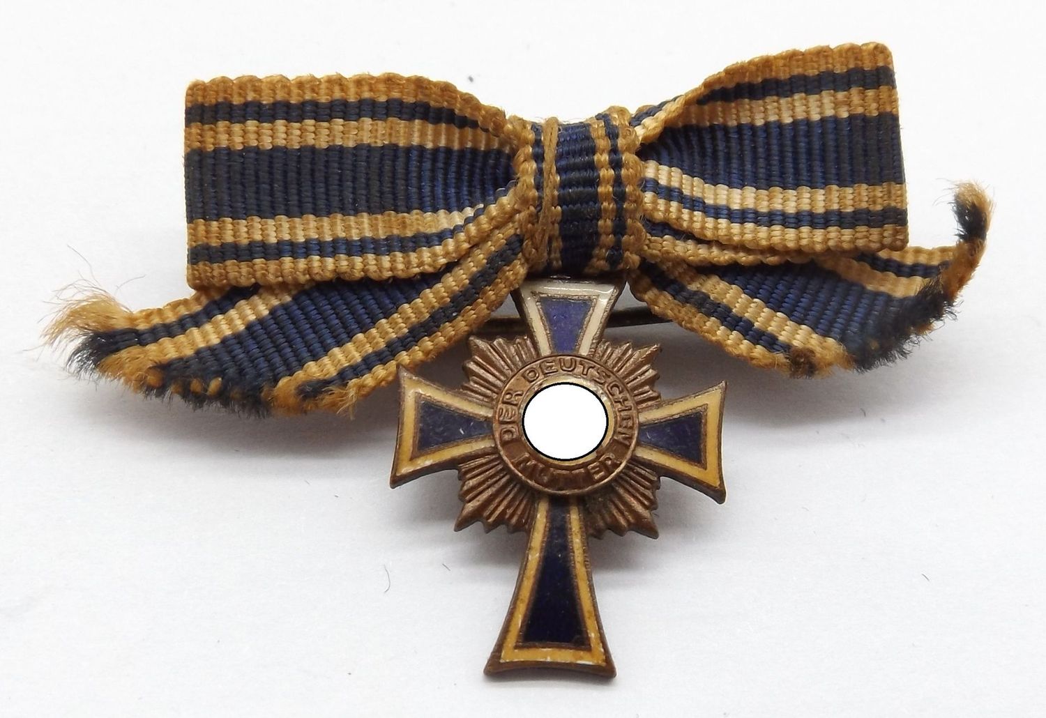 Mutterkreuz in Bronze, 3. Stufe, Miniatur, an Schleife.