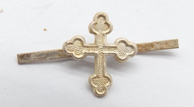 Wehrmacht: Mützenabzeichen für Feldgeistliche, Pfarrer, Buntmetall, hohl geprägt, versilbert, ca. 15 x 13 mm.
