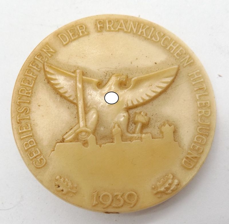HJ: Abzeichen Gebietstreffen der Fränkischen Hitlerjugend 1939, rückseitig mit Herstellermarkierung.