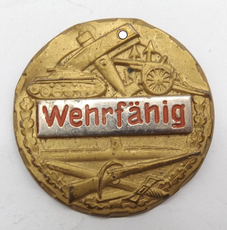 Wehrmacht: Spätes Musterungsabzeichen "Wehrfähig", mit HK, Metall, hohl geprägt..
