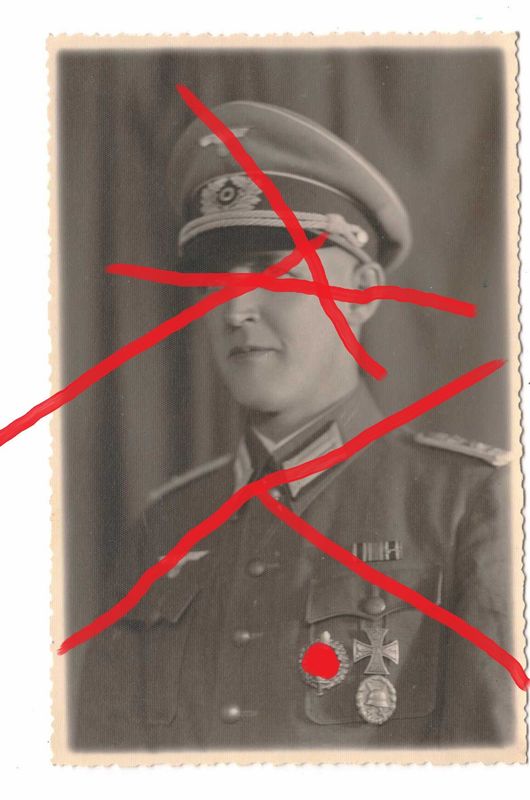 Wehrmacht: Portraitfoto Offizier, Auszeichnungen: Braunschweig Kriegsverdienstkreuz 1. Klasse 1914, Verwundetenabzeichen, SA-Sportabzeichen, Atelierstempel von Piräus Griechenland, PK-Größe, C78. Wehrmacht: Portraitfoto Offizier, Auszeichnungen: Braunschweig Kriegsverdienstkreuz 1. Klasse 1914, Verwundetenabzeichen, SA-Sportabzeichen, Atelierstempel von Piräus Griechenland, PK-Größe, C78.