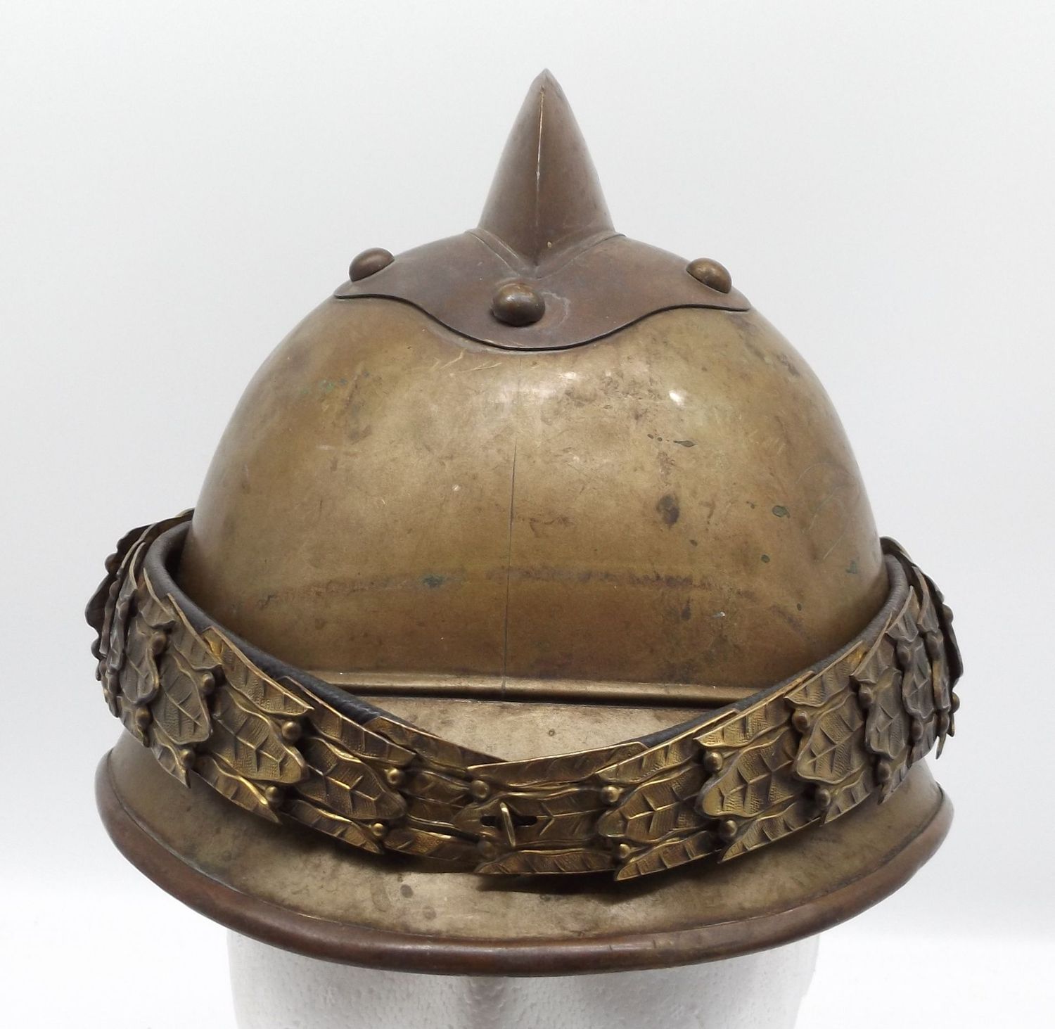 Österreich: K.u.K. Feuerwehr-Helm für Kommandanten, Messingglocke, Schuppenkette an Löwenköpfen, Innenfutter mit Seidenrips.