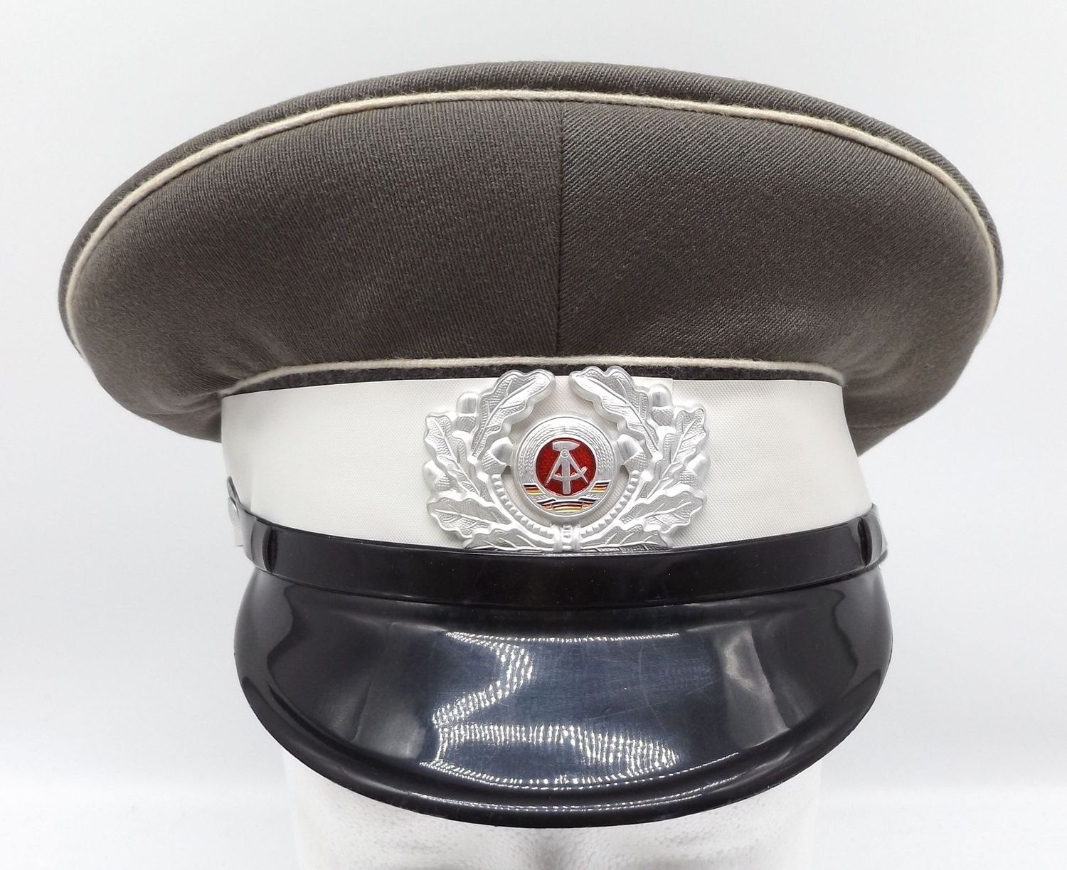 DDR: Schirmmütze für Mannschaften und Unteroffiziere der Militärstreife / Kommandanturdienst, Größe 57.