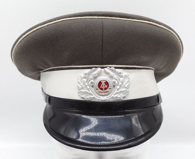 DDR: Schirmmütze für Mannschaften und Unteroffiziere der Militärstreife / Kommandanturdienst, Größe 57.