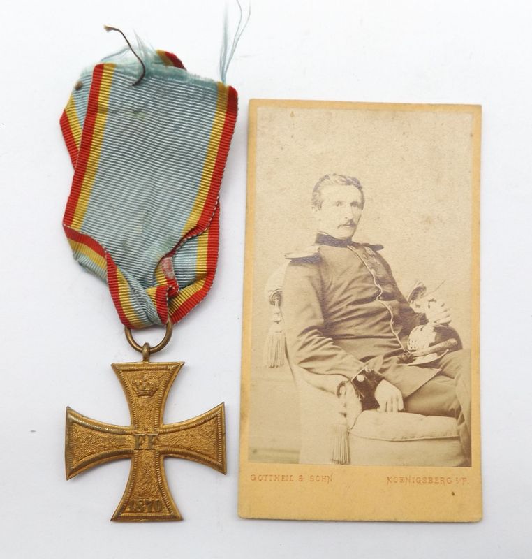 Mecklenburg-Schwerin: Militär-Verdienstkreuz 2.Klasse 1870, am Band, mit Trägerfoto.