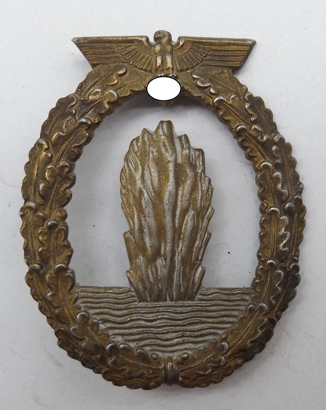 Kriegsmarine: Minensucher Abzeichen, Zink, Hersteller R. K. für die Firma Rudolf Karneth, Gablonz, Nadel fehlt.