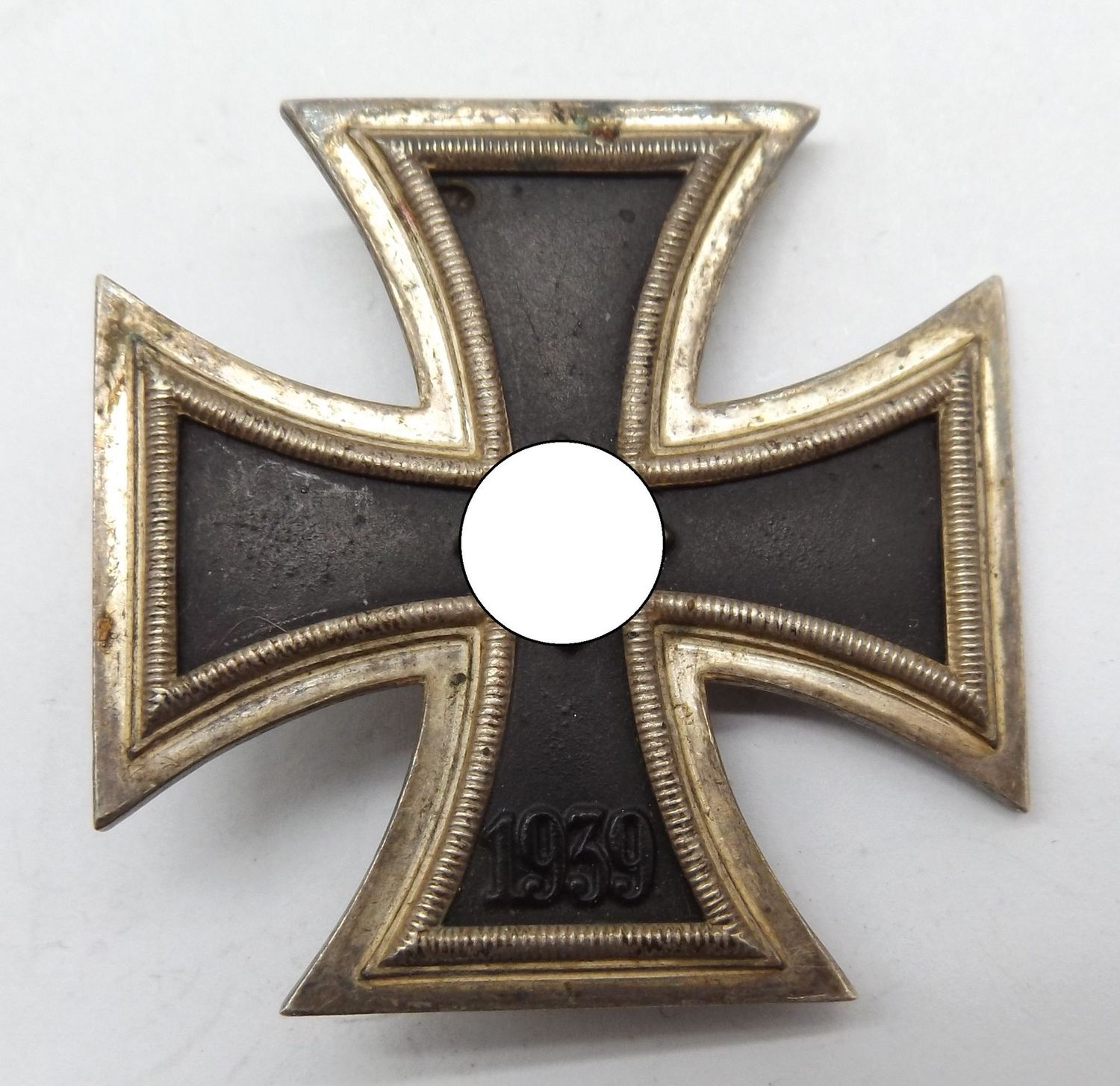 Eisernes Kreuz, EK 1. Klasse 1939, Messingkern, unmarkiertes Stück vom Hersteller 100 , Wächter und Lange, Mittweida.
