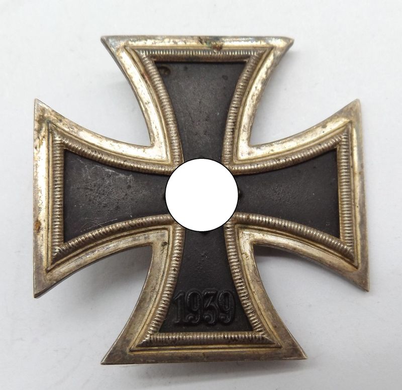 Eisernes Kreuz, EK 1. Klasse 1939, Messingkern, unmarkiertes Stück vom Hersteller 100 , Wächter und Lange, Mittweida.