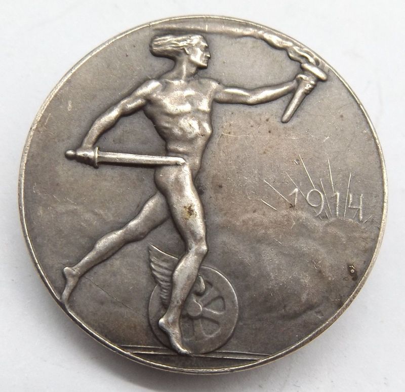 Preussen: Eisenbahner Abzeichen, broschierte Medaille Preussen: Eisenbahner Abzeichen, broschierte Medaille "Grosses erleben macht ehrfürchtig und im Herzen fest Kaiser Wilhelm II. 1916", an Nadel.